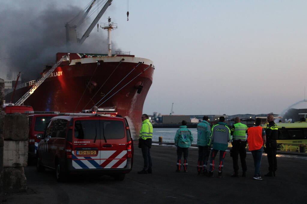 Schroot vat vlam op kade en in ruim van vrachtschip