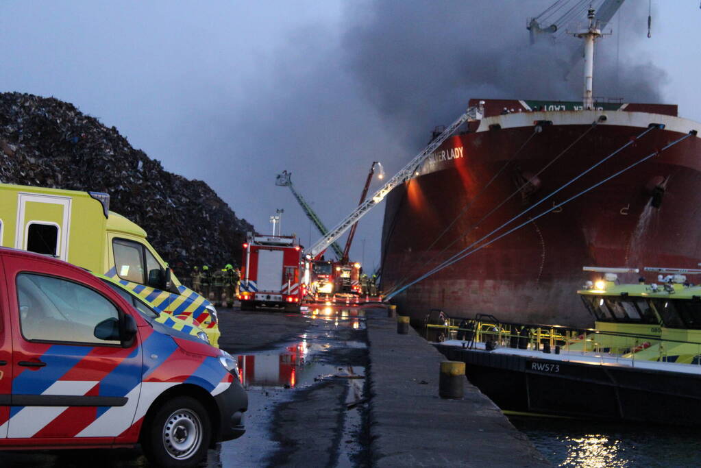 Schroot vat vlam op kade en in ruim van vrachtschip