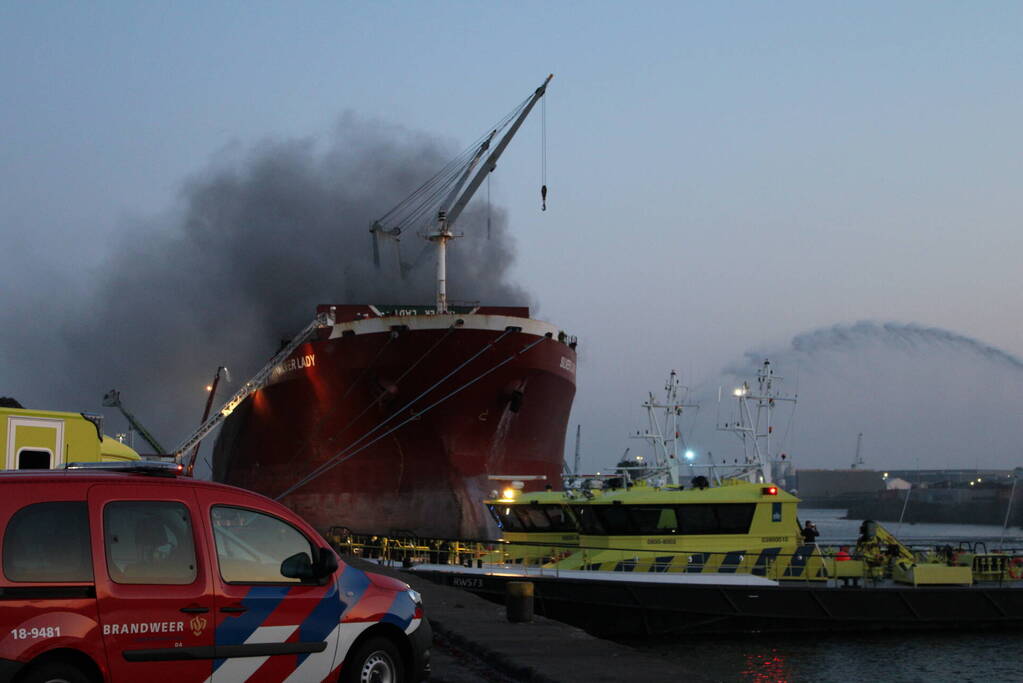 Schroot vat vlam op kade en in ruim van vrachtschip