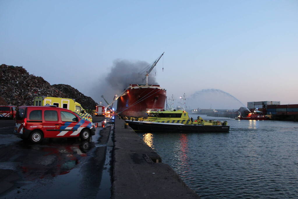 Schroot vat vlam op kade en in ruim van vrachtschip