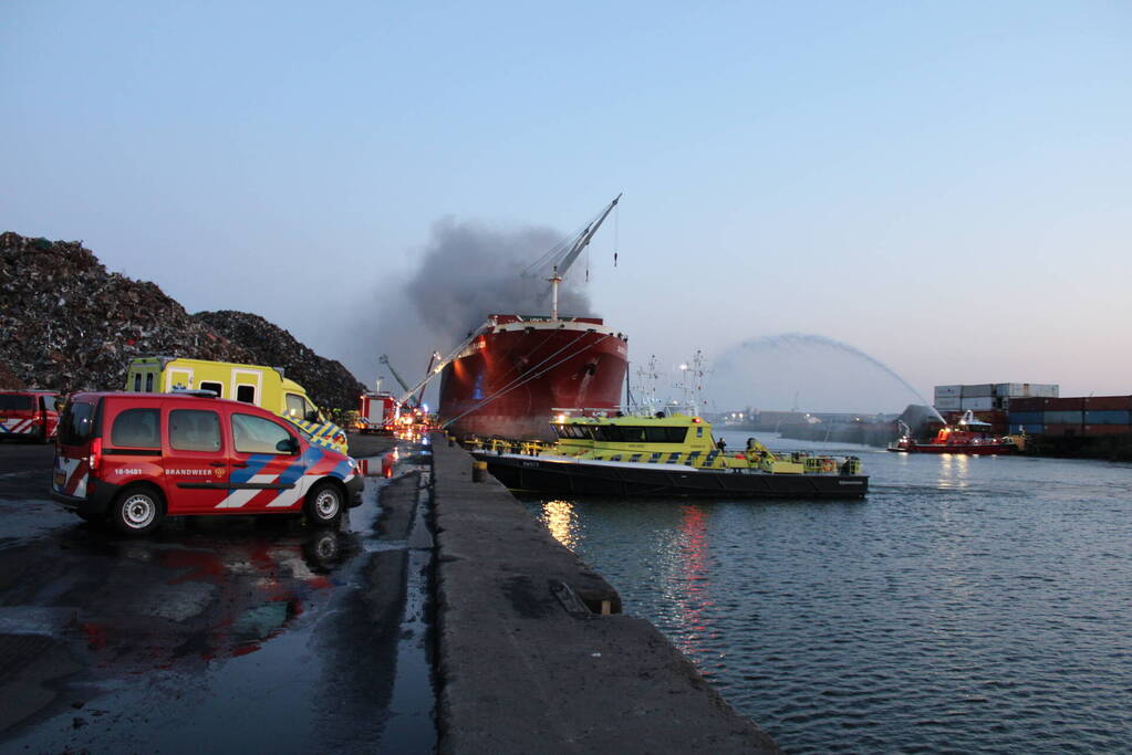 Schroot vat vlam op kade en in ruim van vrachtschip