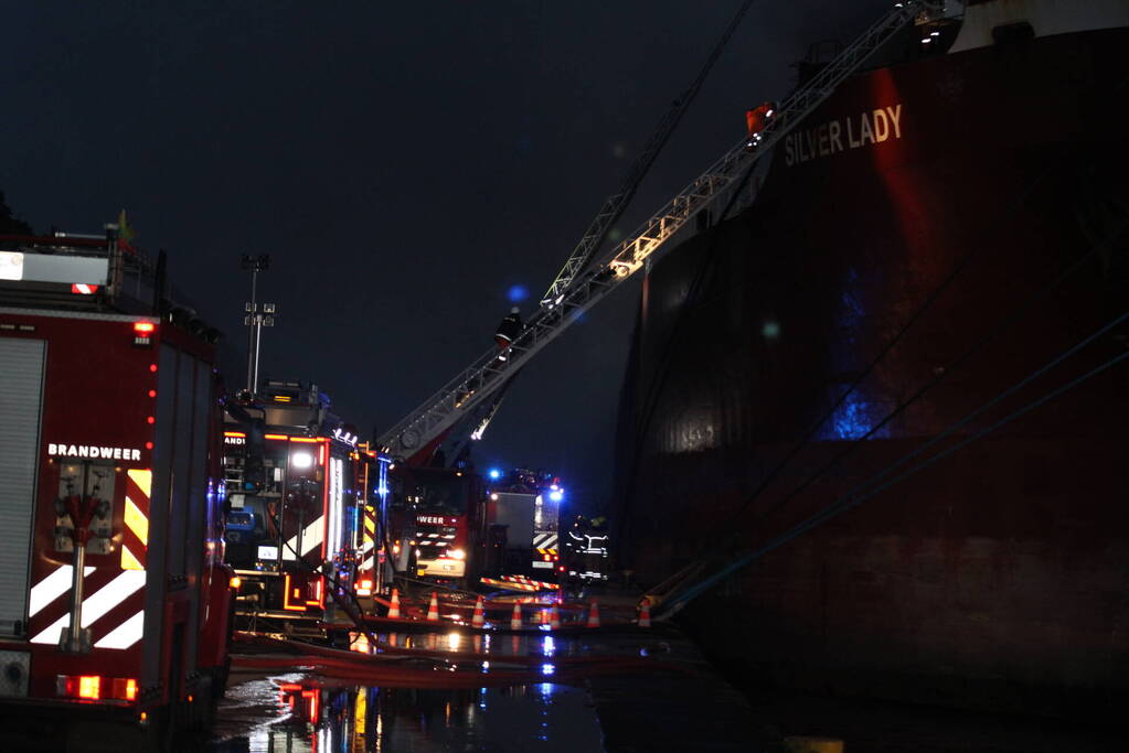 Schroot vat vlam op kade en in ruim van vrachtschip