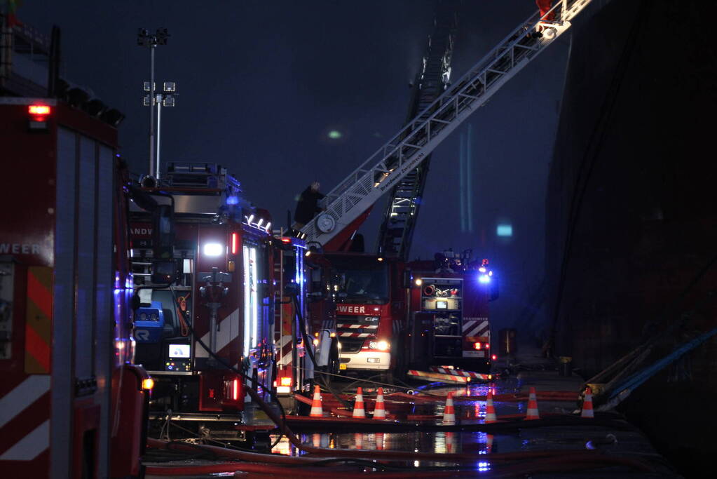 Schroot vat vlam op kade en in ruim van vrachtschip
