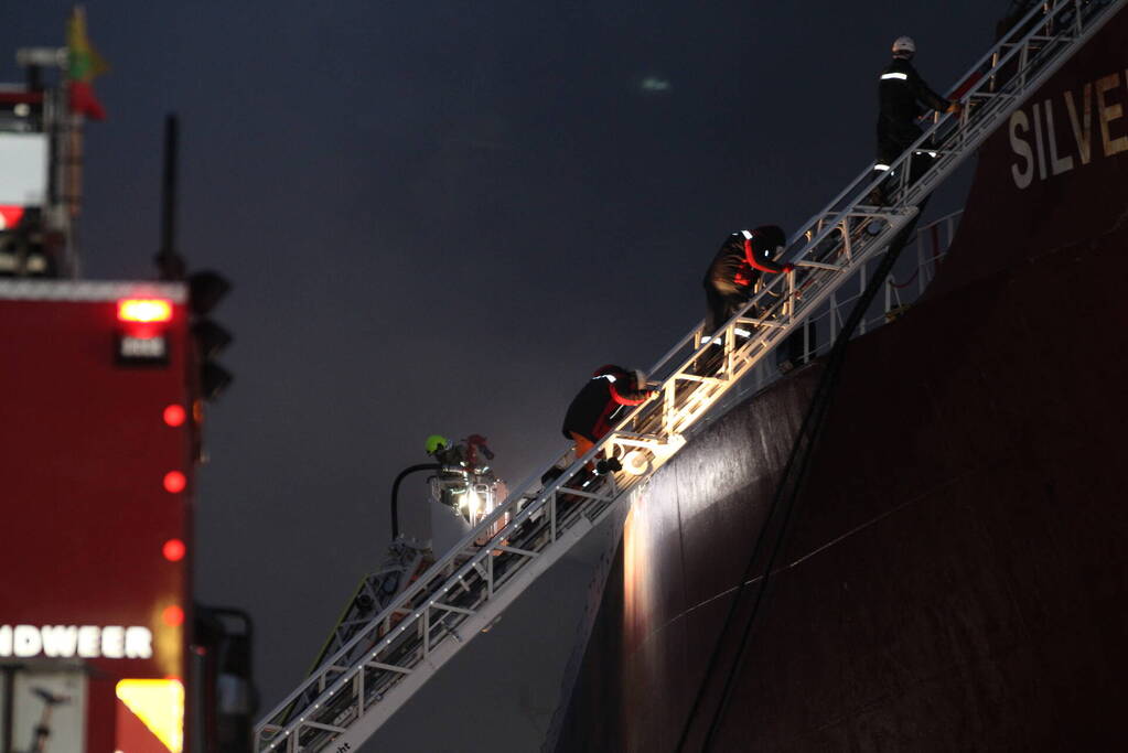 Schroot vat vlam op kade en in ruim van vrachtschip