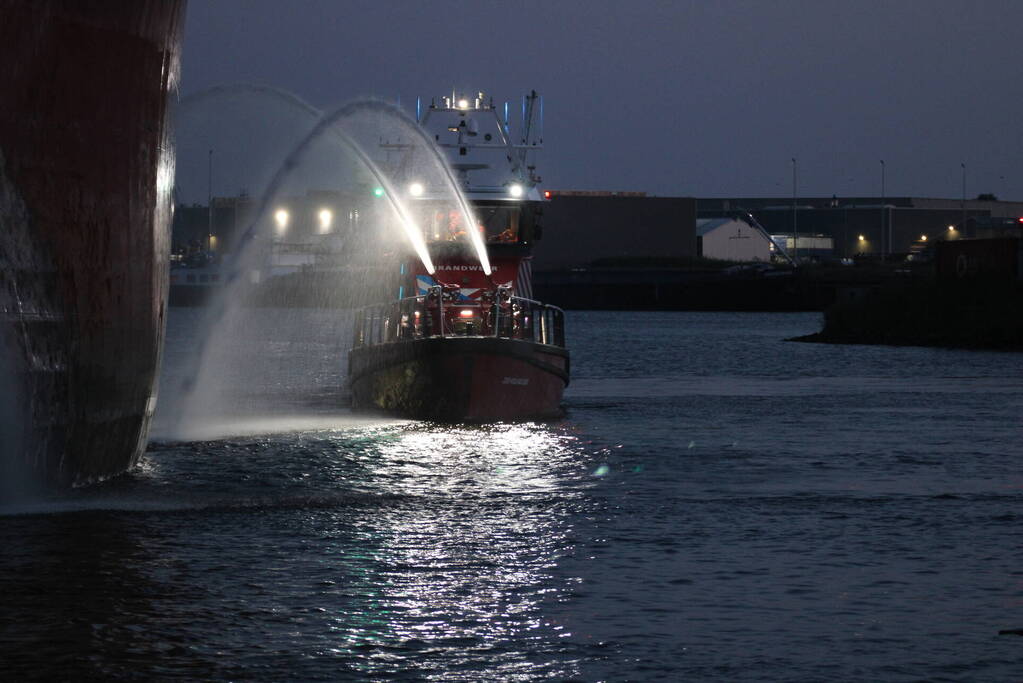 Schroot vat vlam op kade en in ruim van vrachtschip