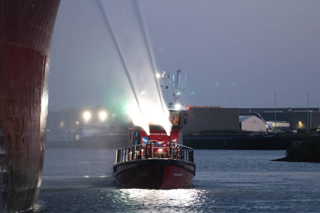 Schroot vat vlam op kade en in ruim van vrachtschip