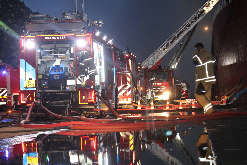 Schroot vat vlam op kade en in ruim van vrachtschip