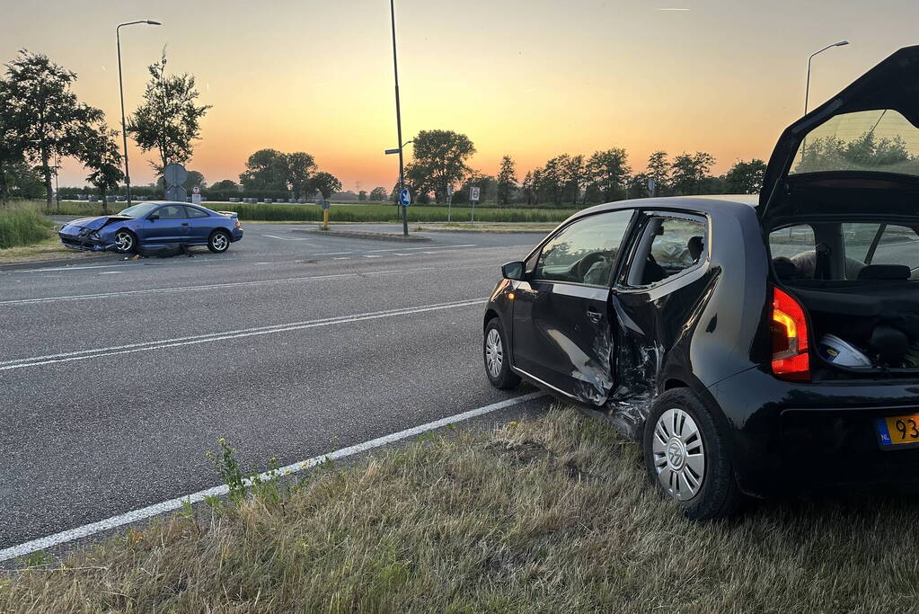 Twee personenauto's beschadigd bij ongeval