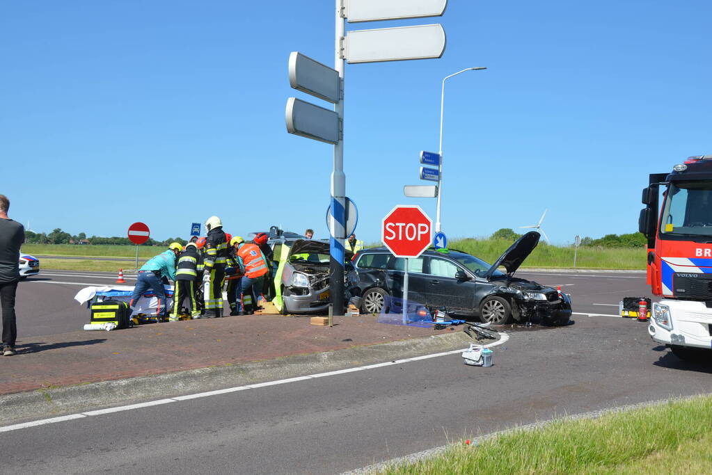 Persoon bekneld bij hevige aanrijding op kruising