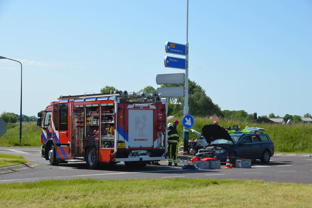Persoon bekneld bij hevige aanrijding op kruising
