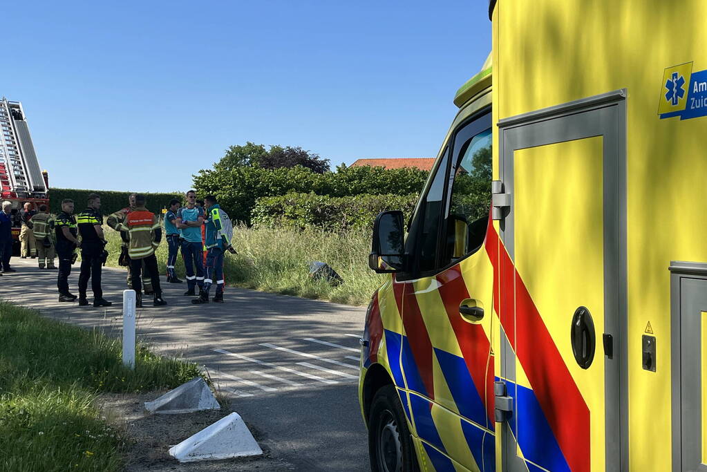 Bestelbus belandt in droge sloot