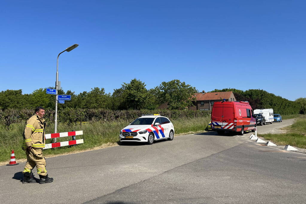 Bestelbus belandt in droge sloot