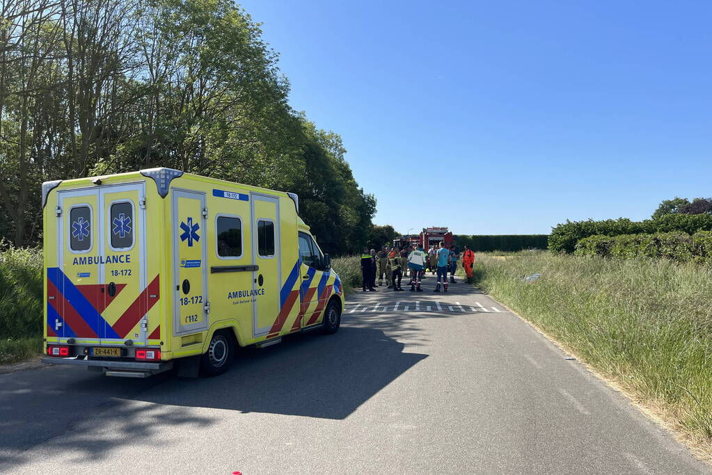 Bestelbus belandt in droge sloot