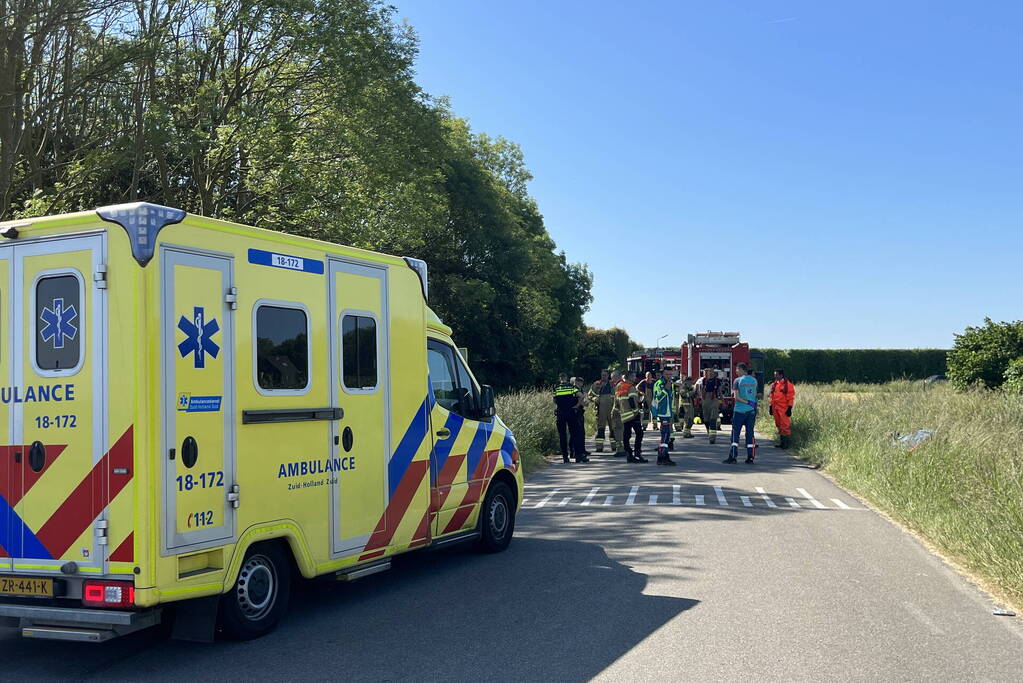 Bestelbus belandt in droge sloot