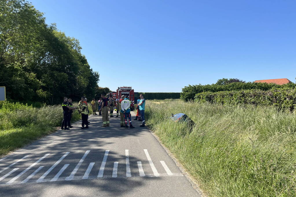 Bestelbus belandt in droge sloot