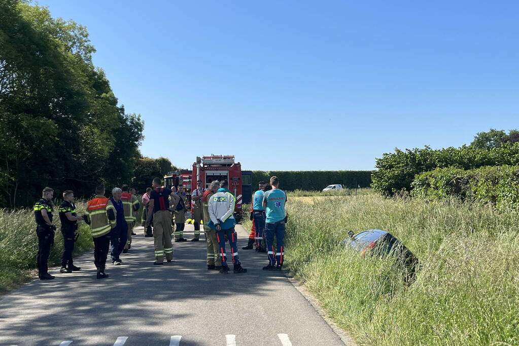 Bestelbus belandt in droge sloot
