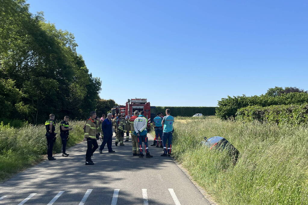 Bestelbus belandt in droge sloot