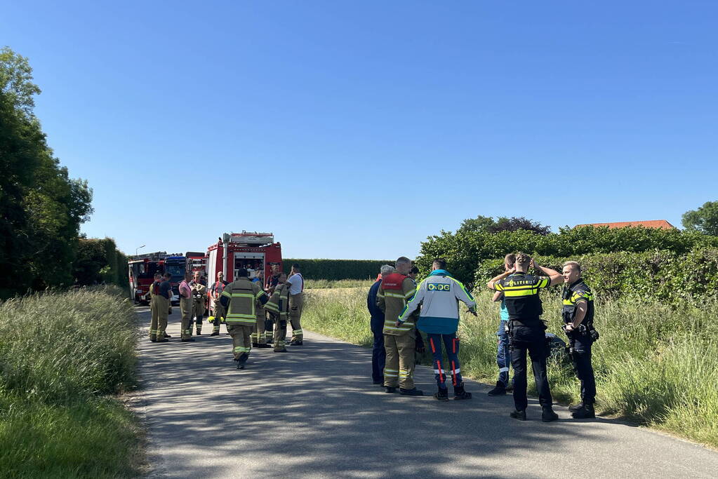 Bestelbus belandt in droge sloot