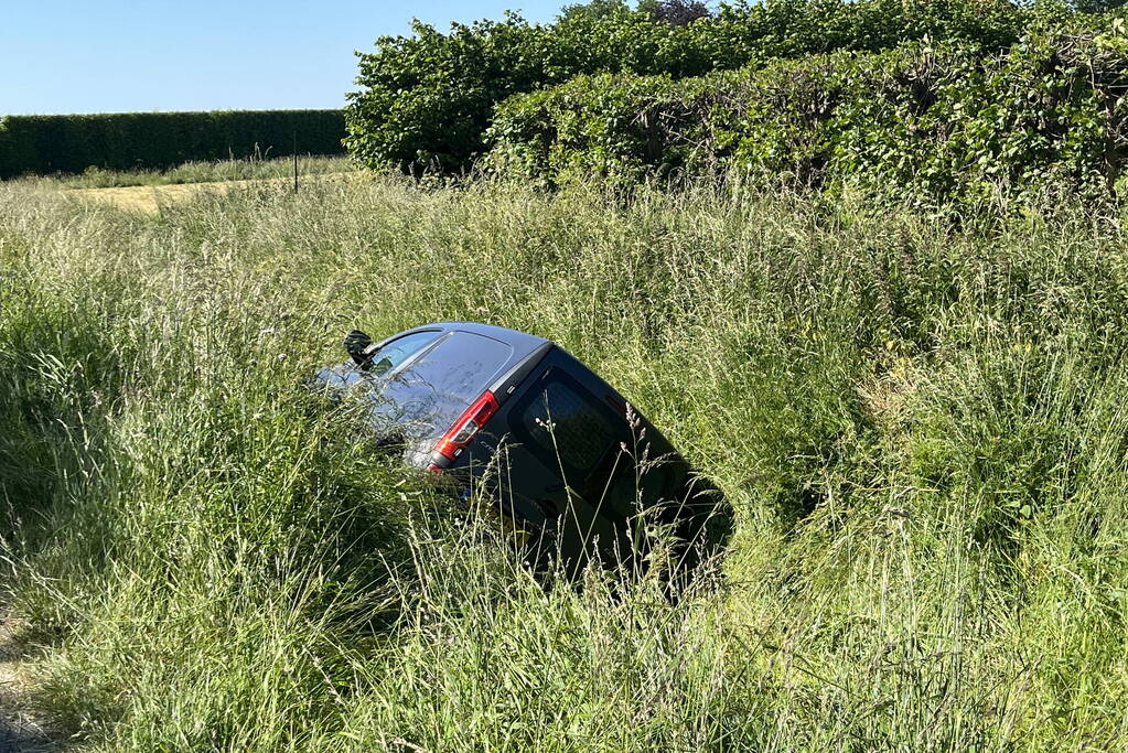 Bestelbus belandt in droge sloot