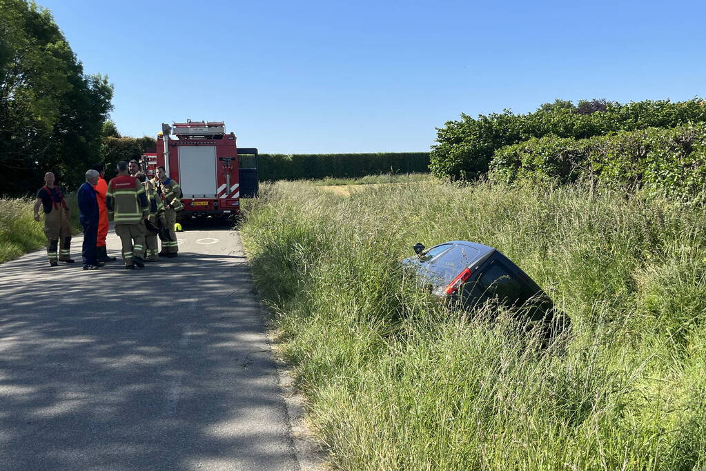 Bestelbus belandt in droge sloot