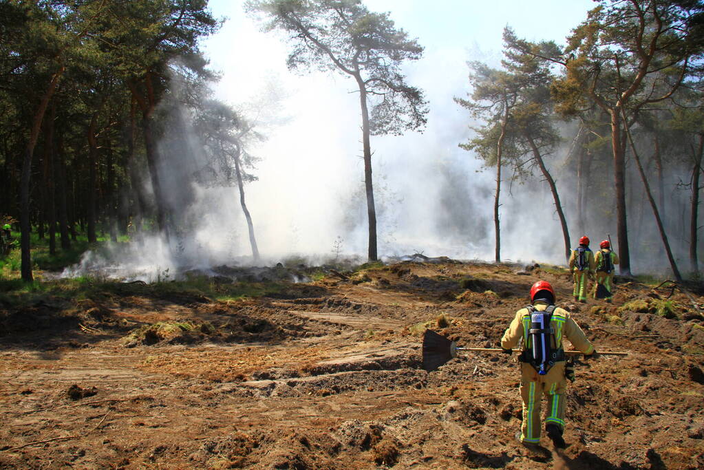 Brandweer rijdt zich vast bij natuurbrand