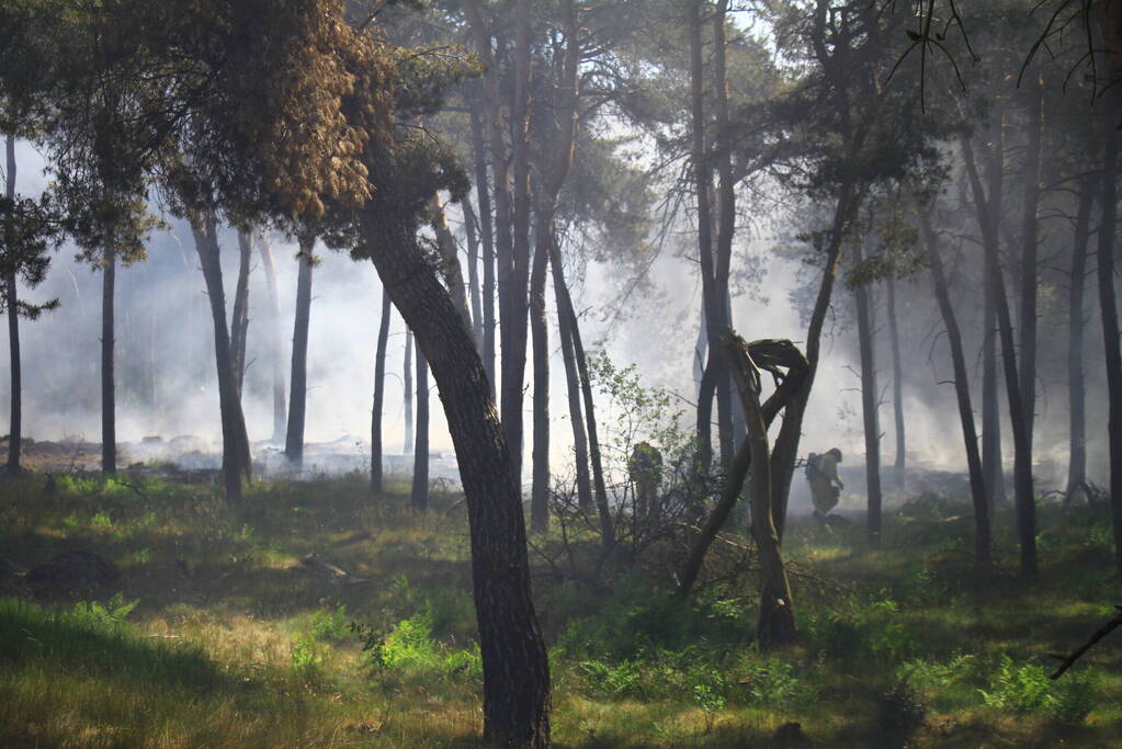 Brandweer rijdt zich vast bij natuurbrand