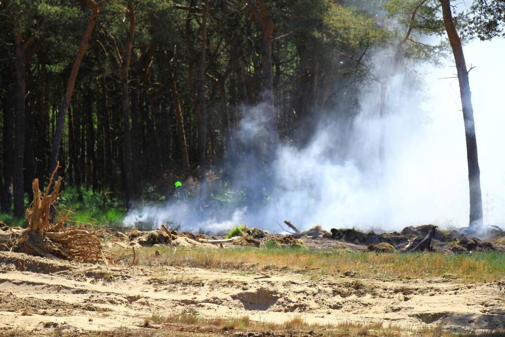 Brandweer rijdt zich vast bij natuurbrand