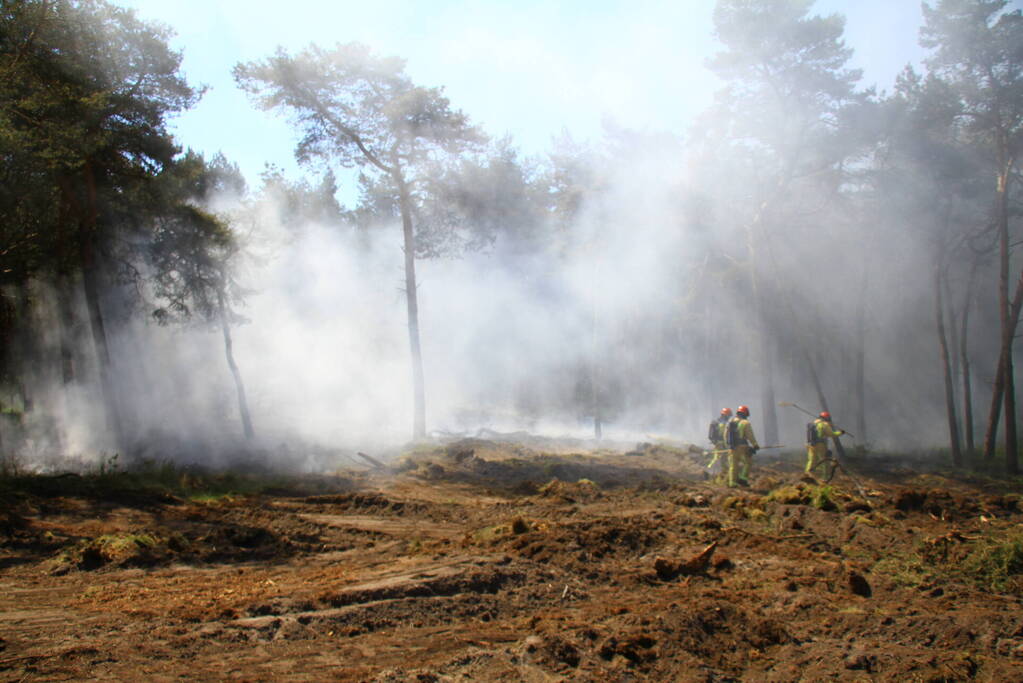 Brandweer rijdt zich vast bij natuurbrand