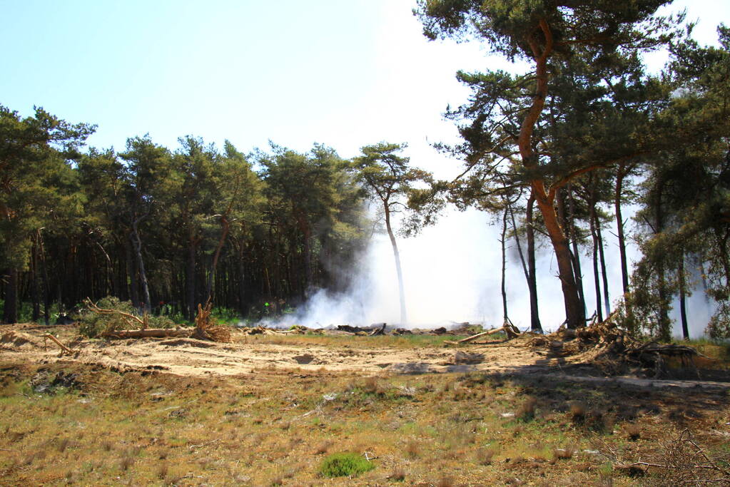 Brandweer rijdt zich vast bij natuurbrand