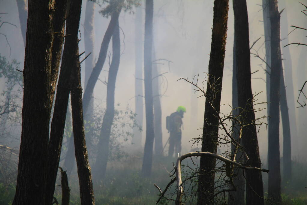 Brandweer rijdt zich vast bij natuurbrand