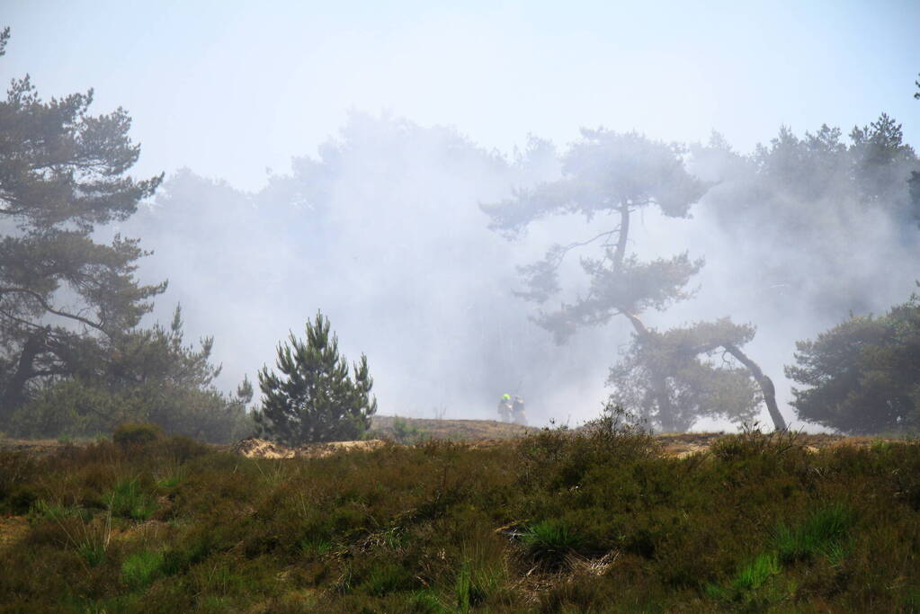 Brandweer rijdt zich vast bij natuurbrand
