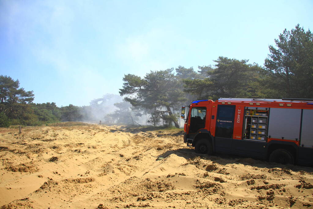 Brandweer rijdt zich vast bij natuurbrand