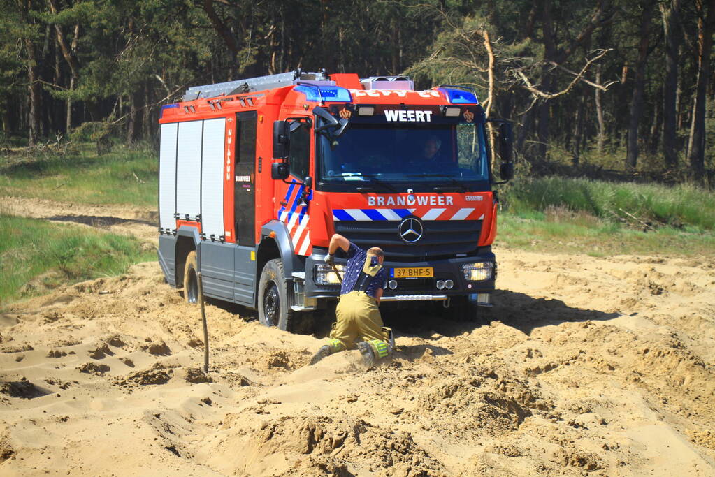 Brandweer rijdt zich vast bij natuurbrand