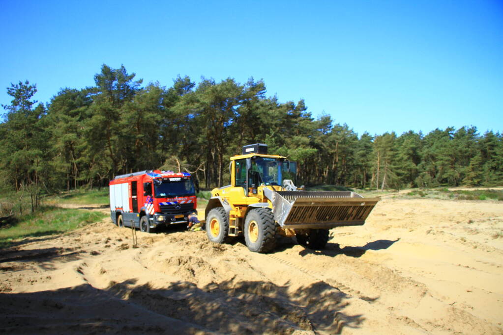 Brandweer rijdt zich vast bij natuurbrand