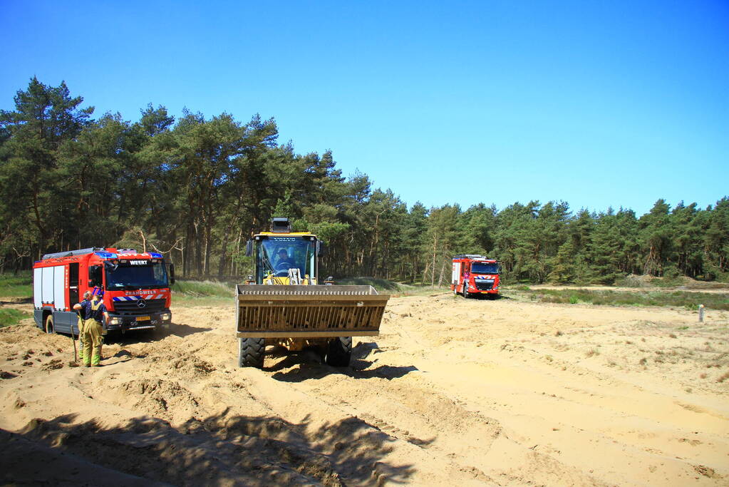 Brandweer rijdt zich vast bij natuurbrand