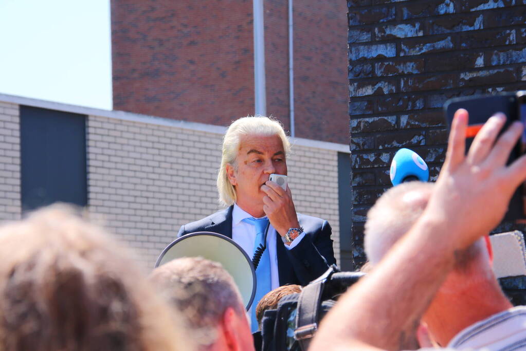 Geert Wilders aanwezig bij demonstratie tegen asielbeleid