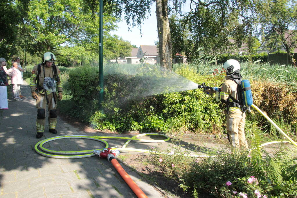 Brandweer blust brand in bosschages