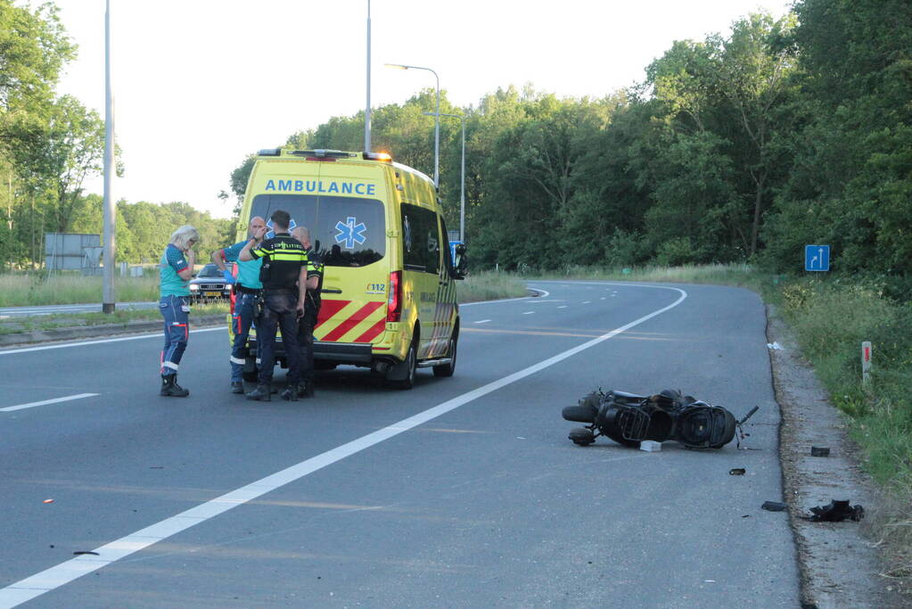 Flink ongeval tussen automobilist en scooterrijder