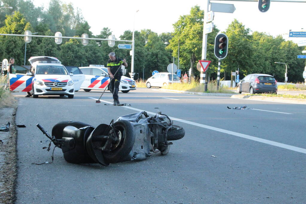Flink ongeval tussen automobilist en scooterrijder