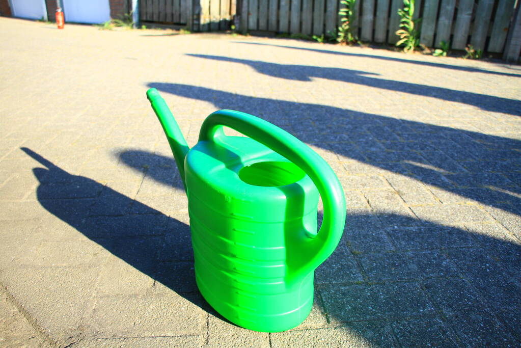 Brandstichting bij schutting van woning