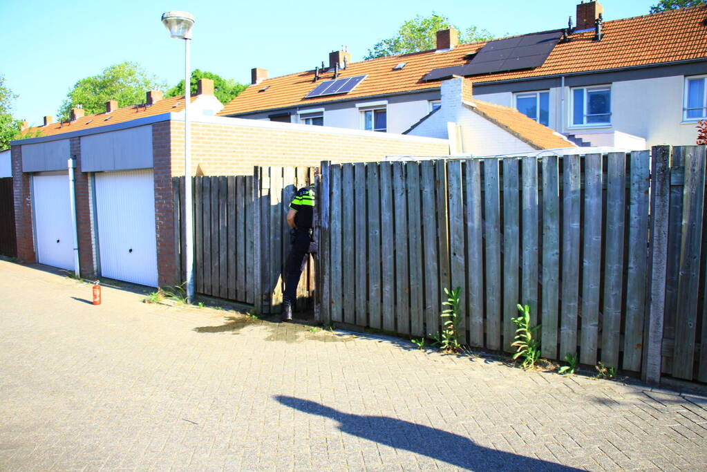 Brandstichting bij schutting van woning