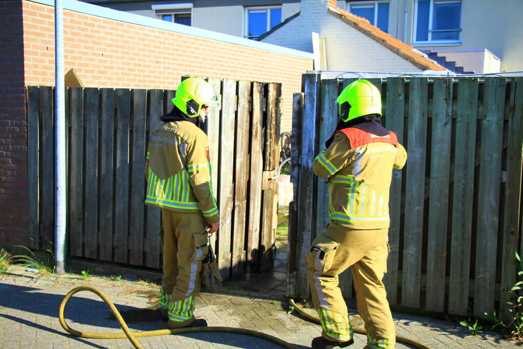 Brandstichting bij schutting van woning