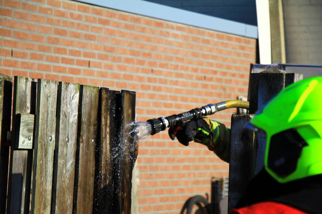 Brandstichting bij schutting van woning