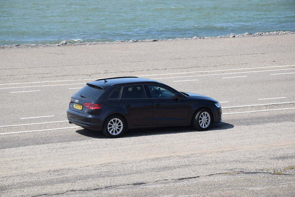 Fietser en automobilist in botsing