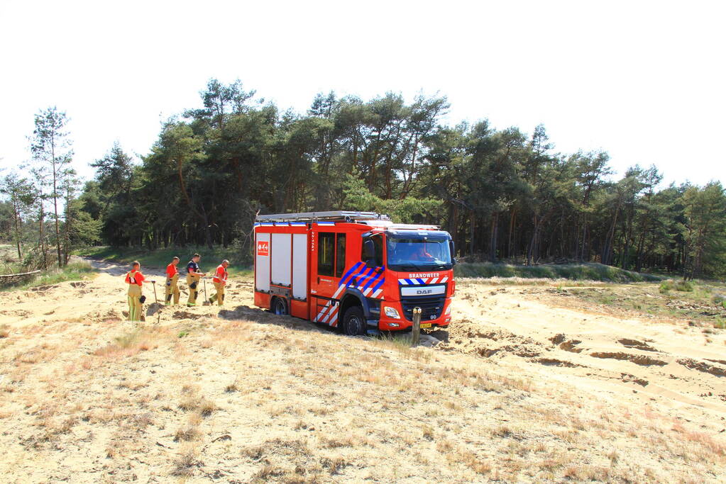 Wederom natuurbrand, brandweer rijdt zich vast