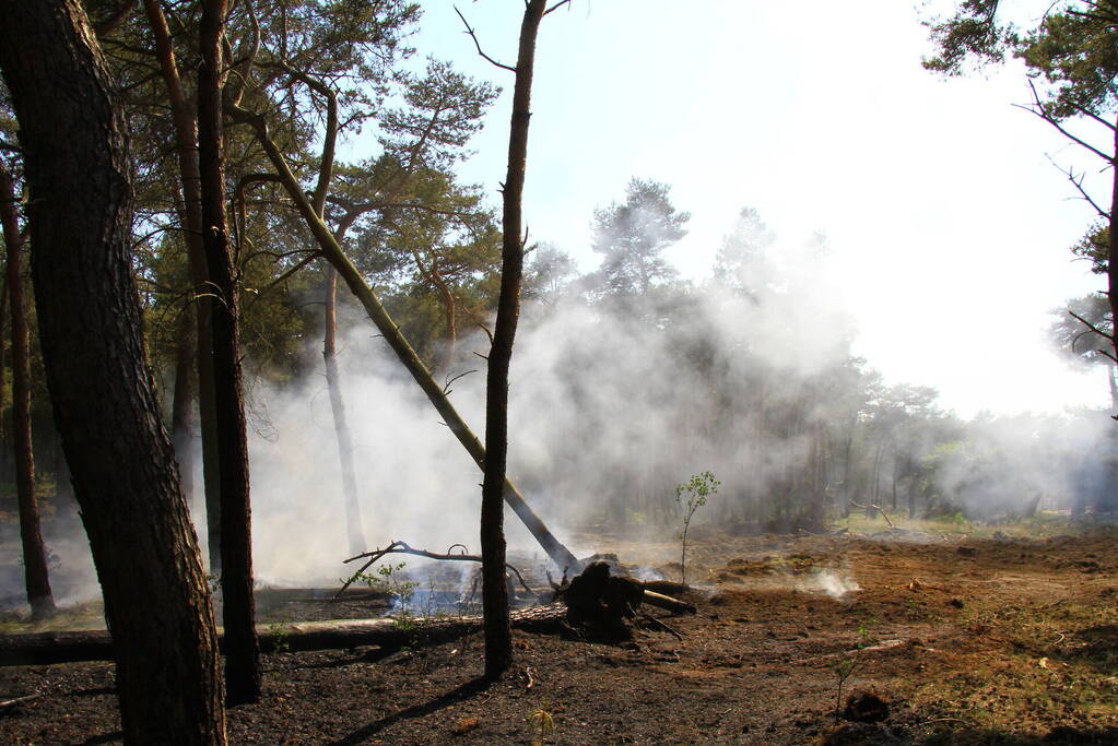 Wederom natuurbrand, brandweer rijdt zich vast