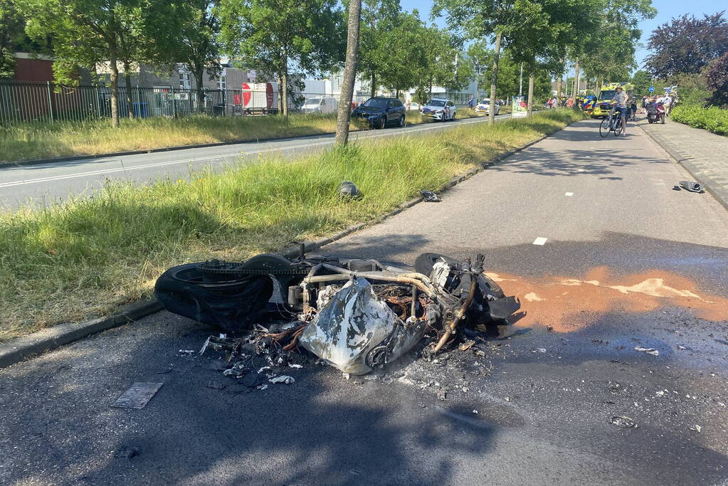 Motor uitgebrand bij ongeval, bestuurder gewond