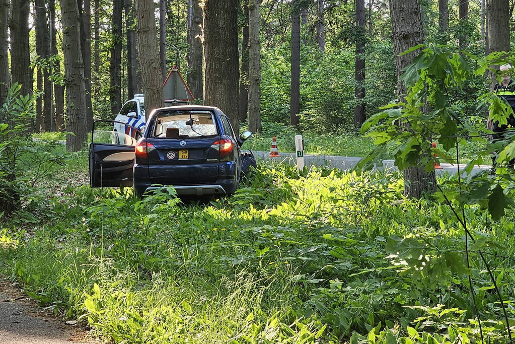 Brommobiel klapt op boom