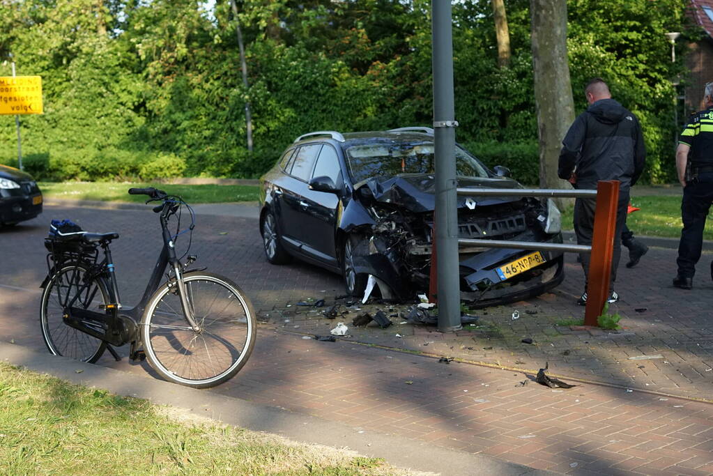 Automobilist ramt hek