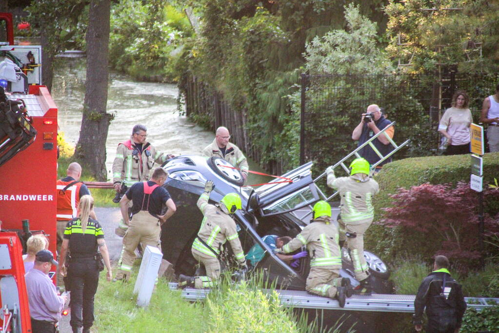 Auto belandt in sloot bij eenzijdig ongeval